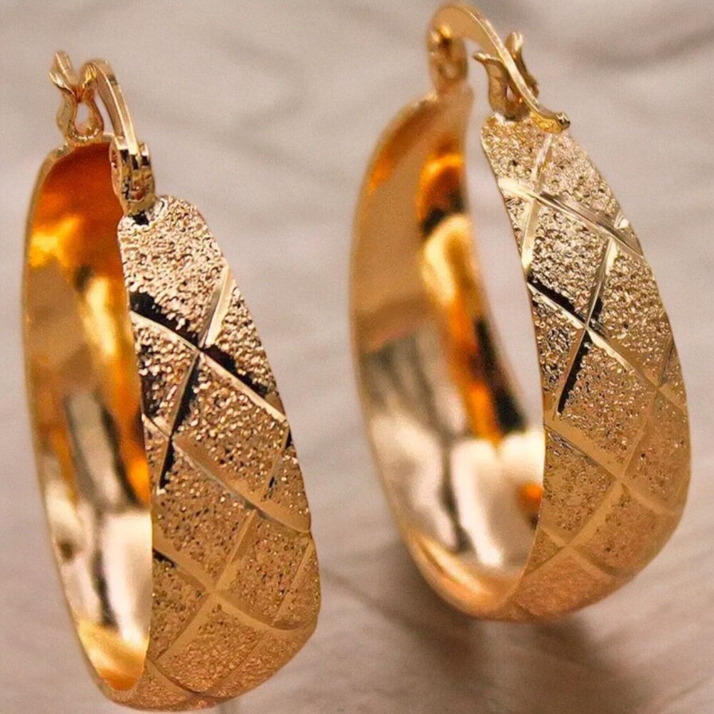 NWT Women Gold Textured Geometric Brushed  Trendy Hoop Earrings - Picture 3 of 4